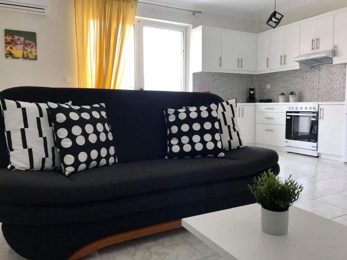 Lilis Apt In Center With Sea View Karpathos Town  Exterior photo
