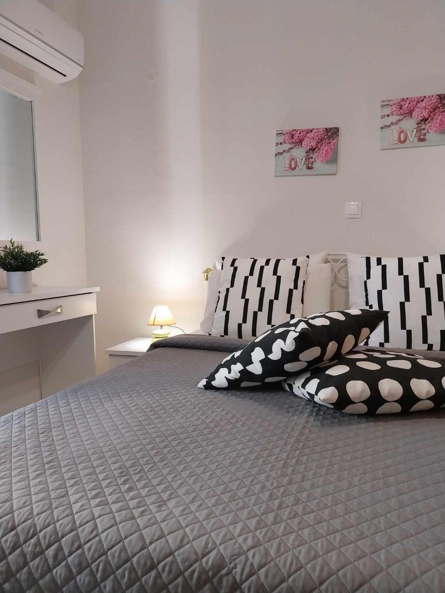 Lilis Apt In Center With Sea View Karpathos Town  Exterior photo